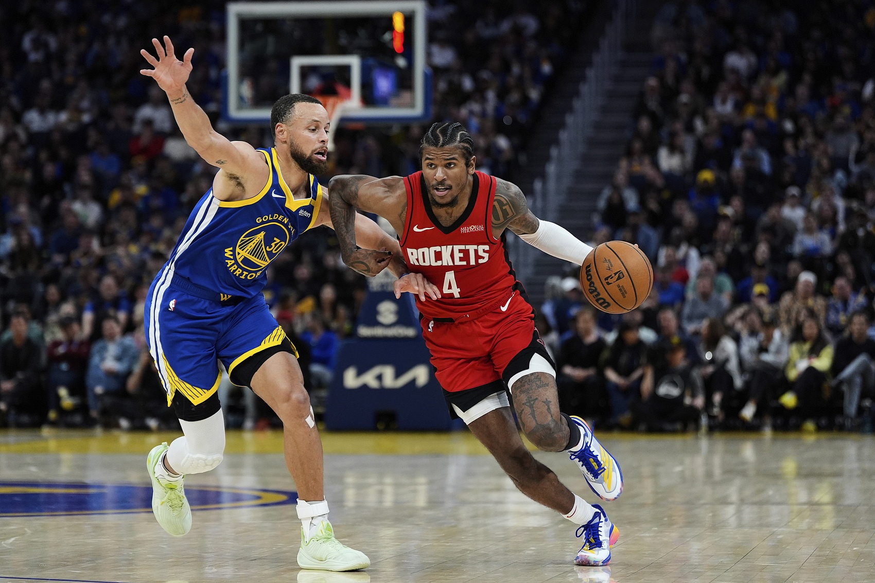 大发娱乐-战火连天，赛场上球员们拼尽全力，奋勇争胜的简单介绍